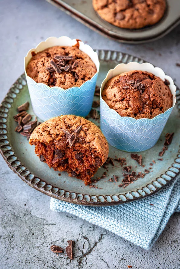 Schokomuffins Rezept – aufgebrochener Muffin zeigt die saftige Schokoladenkrume