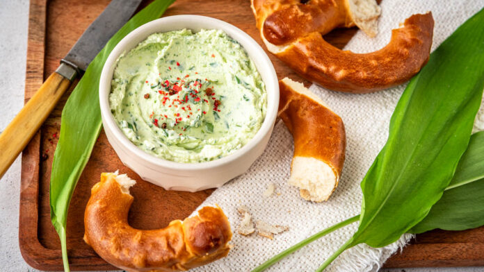 baerlauch-dip-frischkaese Bärlauch Dip mit Frischkäse cremig angerichtet