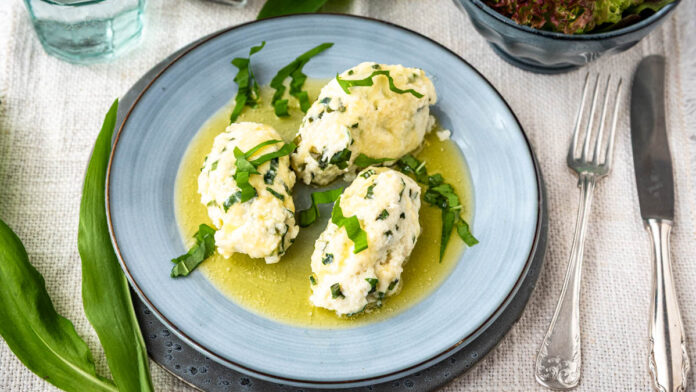 baerlauch-nocken Bärlauch Nocken als einfaches Bärlauch Rezept mit zerlassener Butter und frischem Bärlauch