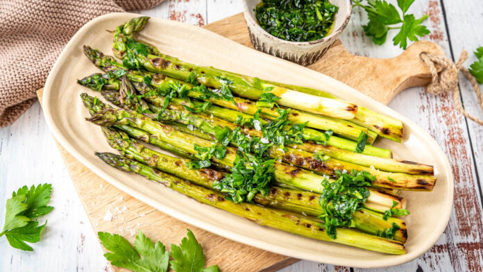 gebratener-gruener-spargel Gebratener grüner Spargel mit Petersilie und Olivenöl auf einer Platte