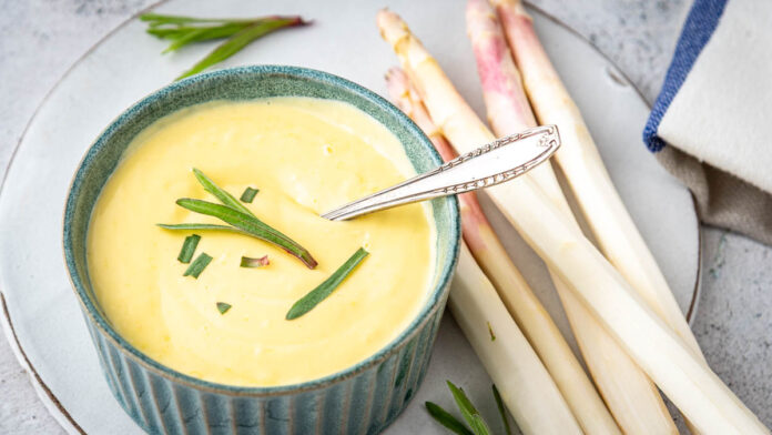 sauce-hollandaise-selber-machen Sauce Hollandaise cremig im Schälchen mit Spargel und Estragon