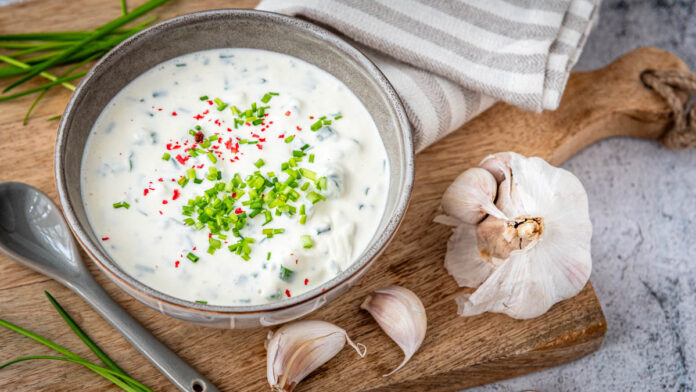sour-cream3 Sour Cream mit Schnittlauch und Knoblauch in Schüssel