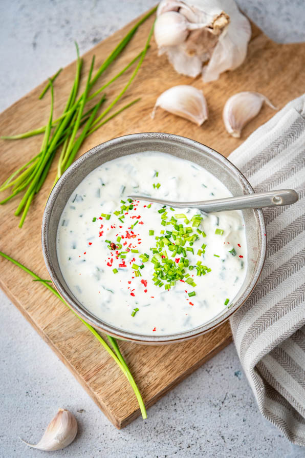 Sour Cream Dip mit frischem Schnittlauch