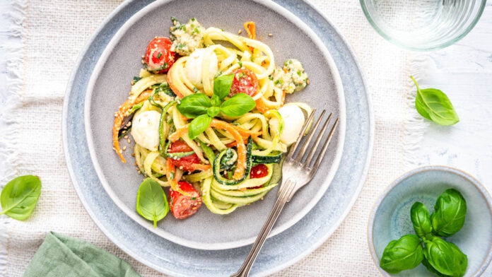 zoodles-rezept Zoodles mit Mozzarella, Kirschtomaten und Kräuter-Sesamdressing