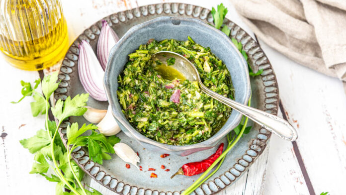 chimichurri2 Frische Chimichurri Kräutersauce in einer weißen Schüssel