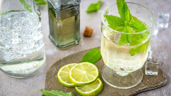 hugo-selber-machen Hugo in Cocktailglas mit Limette und Eiswürfeln