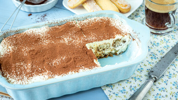 tiramisu-rezept Tiramisu in Auflaufform mit herausgeschnittenem Stück
