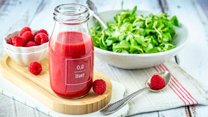 himbeerdressing-selber-machen Himbeerdressing in Flasche mit Himbeeren