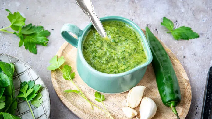 salsa-verde-rezept Cremige Salsa Verde aus Petersilie und Koriander